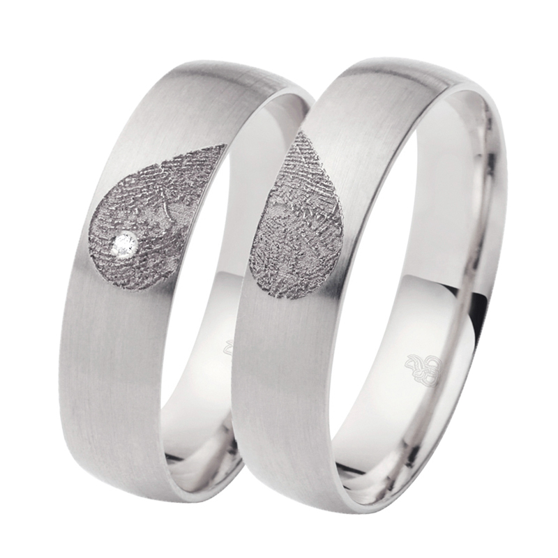 Platin Eheringe mit Diamanten und ringübergreifendem Herzmuster
