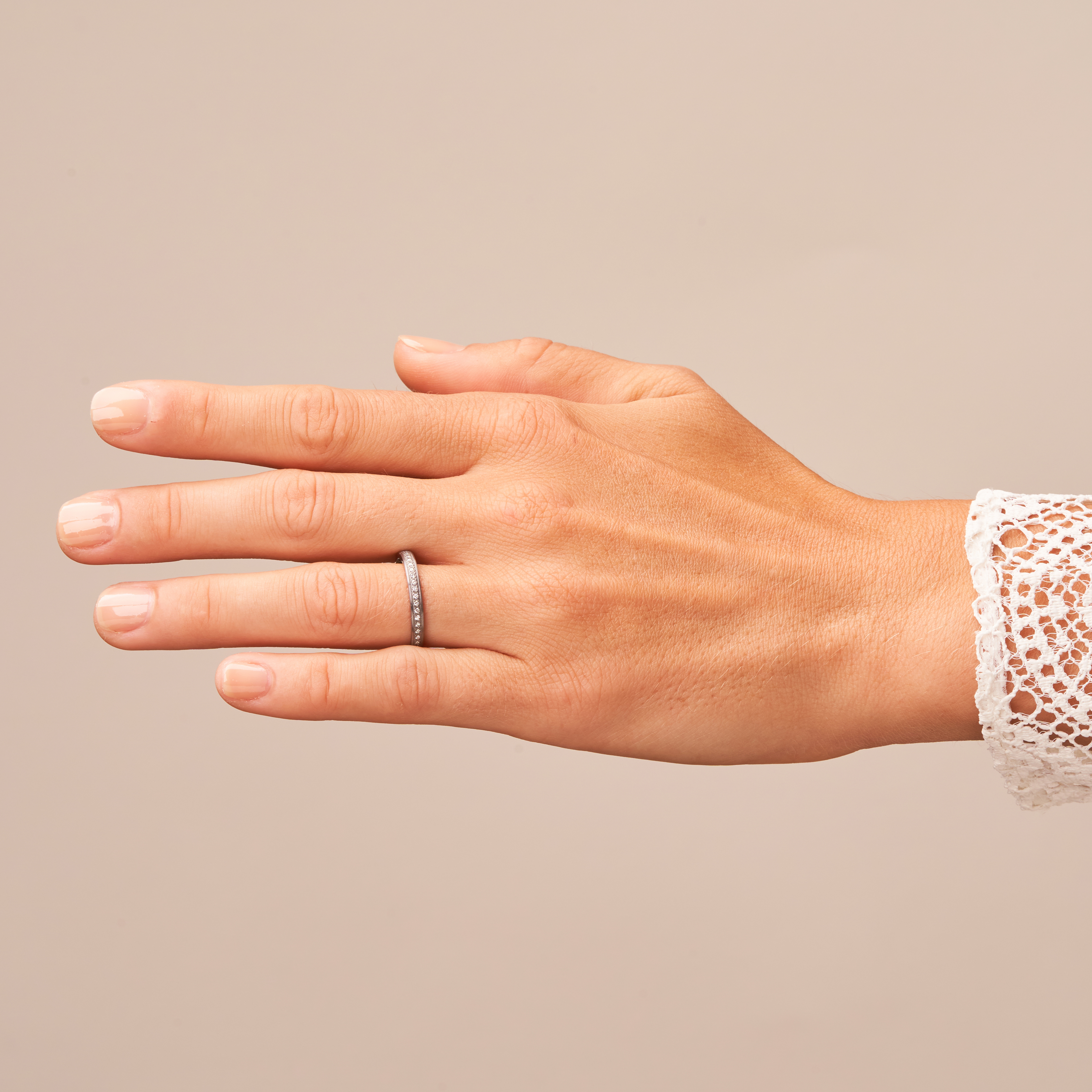 Eheringe aus Tantal mit strahlendem Diamantenband auf Hand