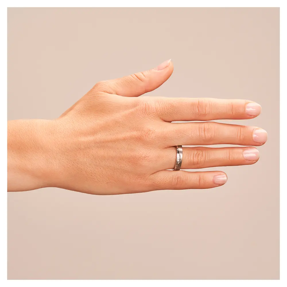 Eheringe in Edelstahl und Titan mattiert mit Hammerschlag und Diamanten auf Hand