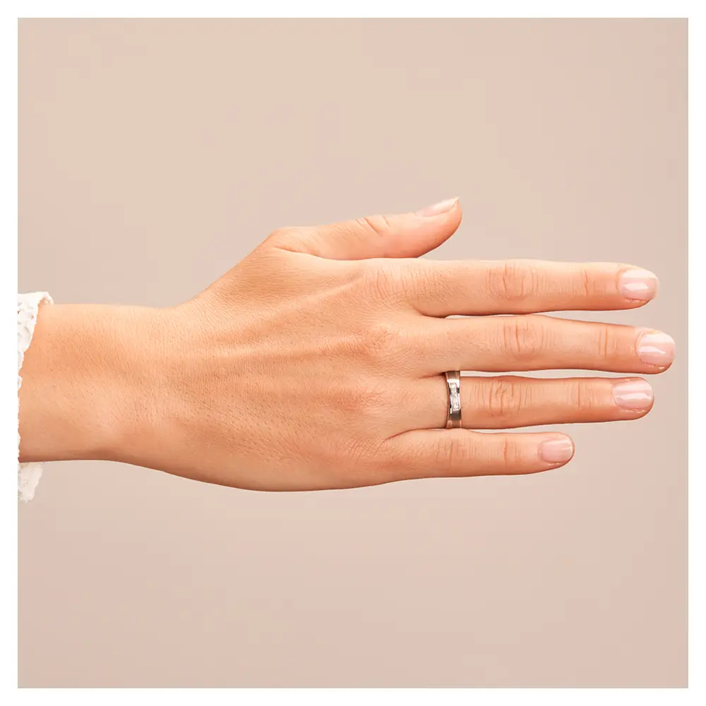 Eheringe aus Edelstahl und Titan mit 5 Diamanten auf Hand