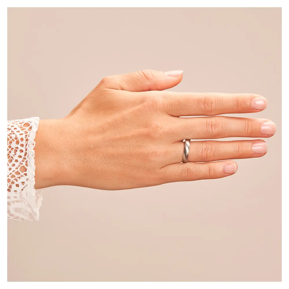 Quermatte Edelstahl Trauringe auf Hand