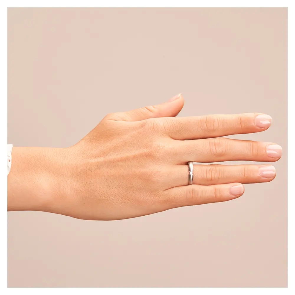 Trauringe aus quermattiertem Edelstahl mit Diamanten auf Hand