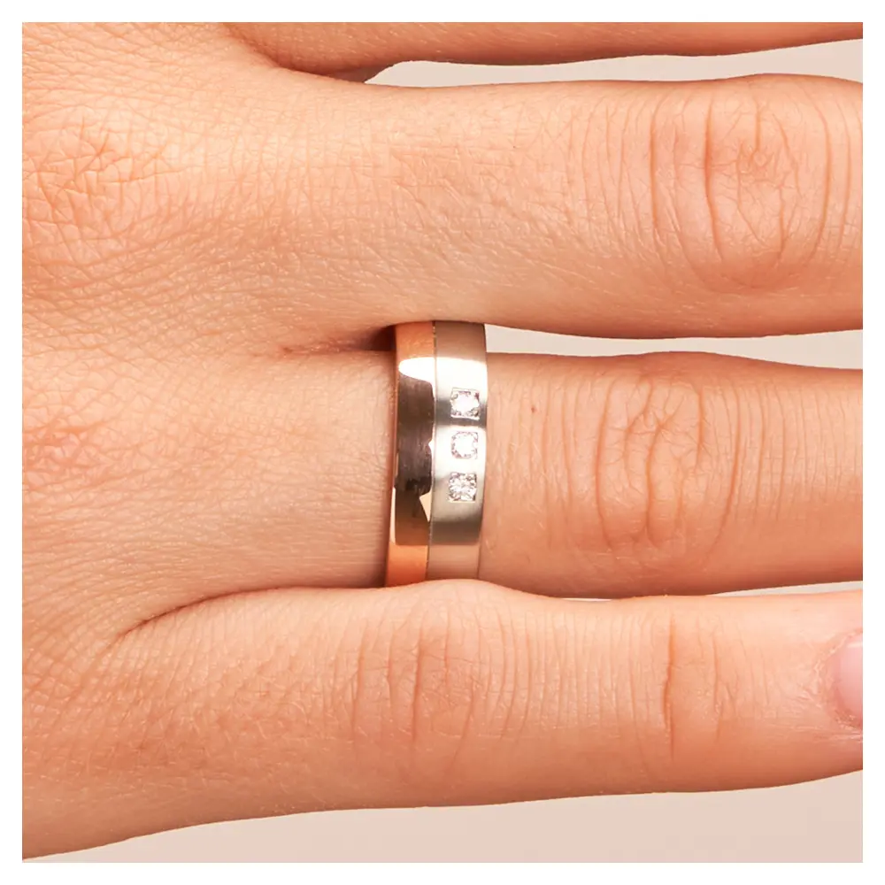 Stahl Eheringe mit poliertem Rotgold und drei Diamanten