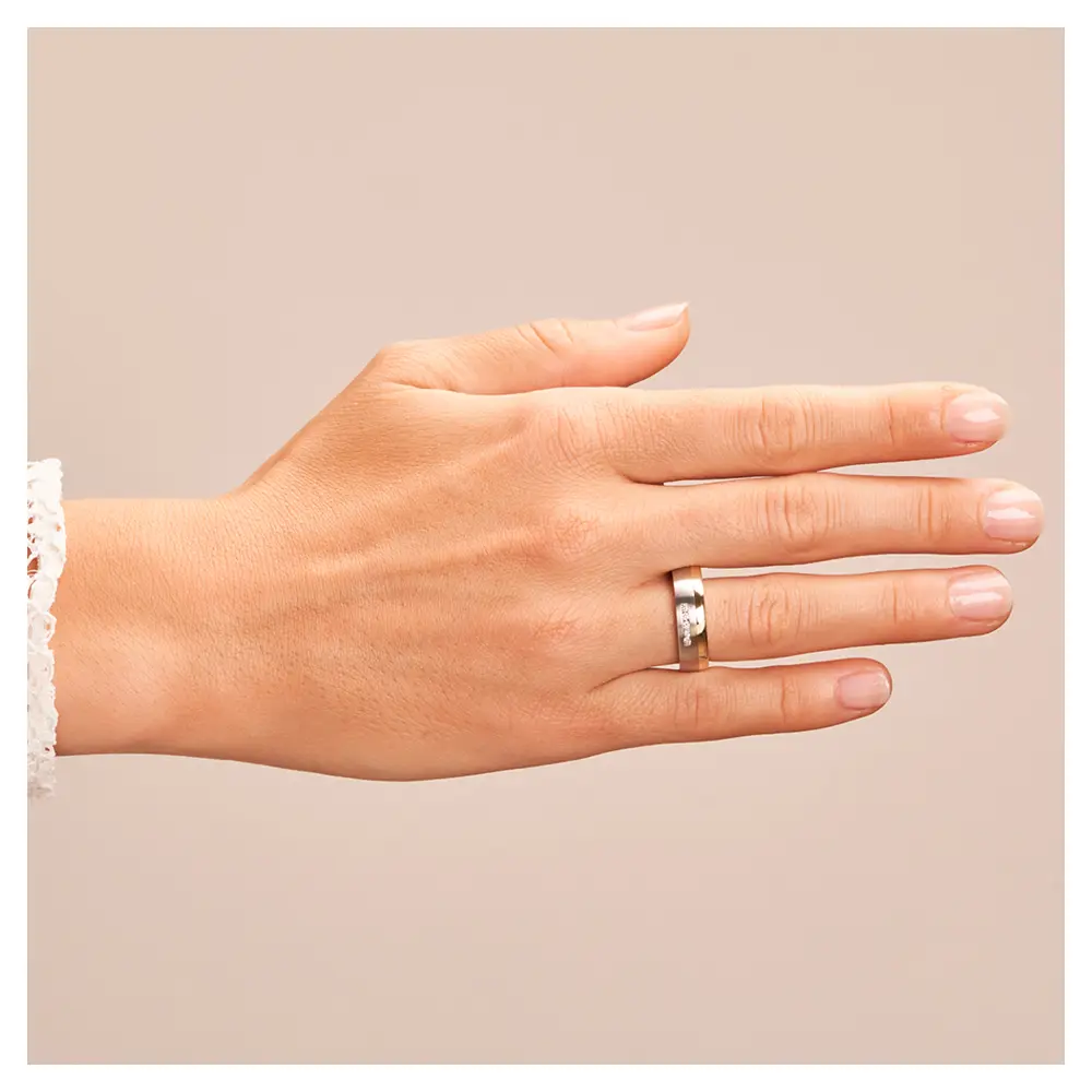 Stahl & Gelbgold Ehering mit Diamanten auf Hand