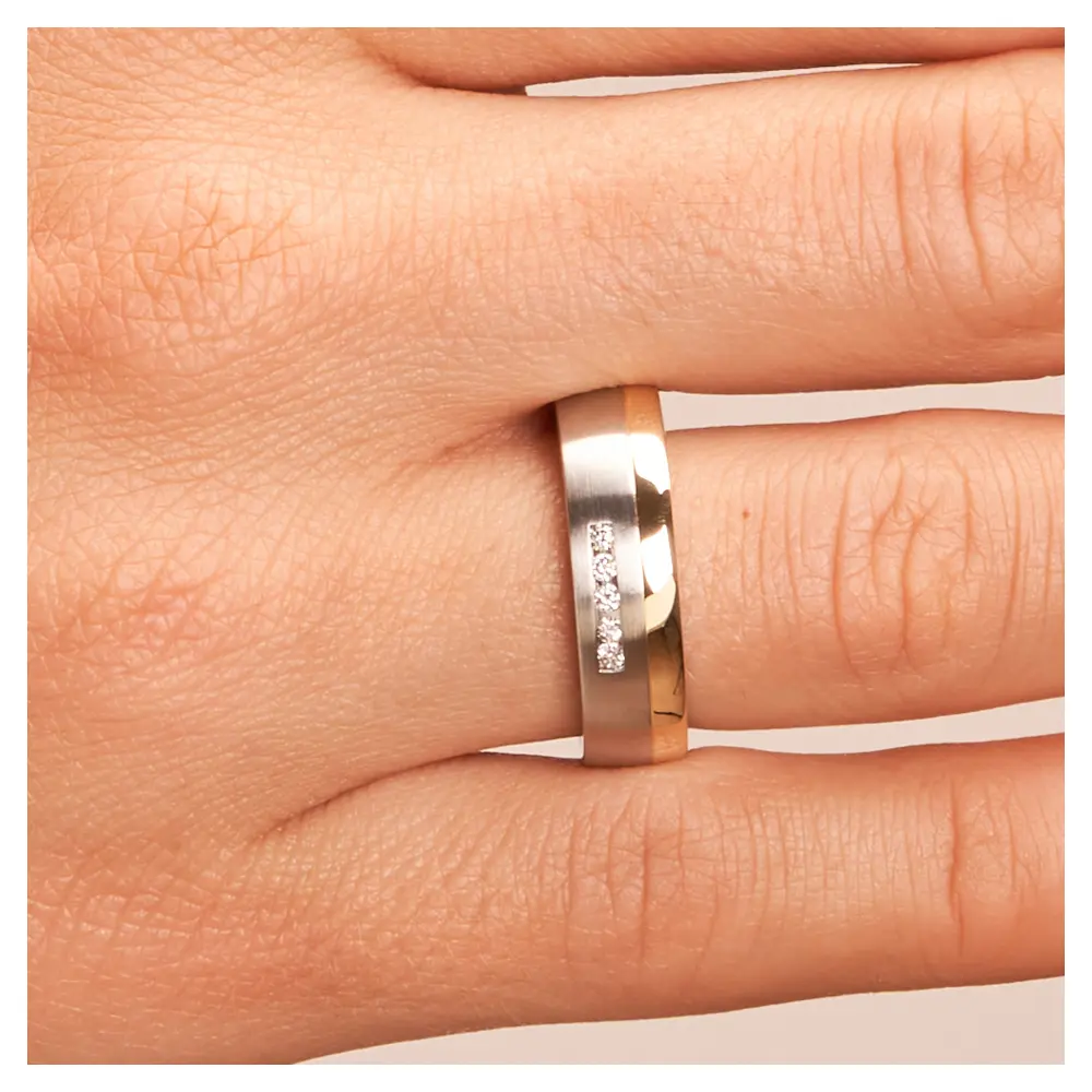 Stahl & Gelbgold Ehering mit Diamanten auf Hand im Zoom
