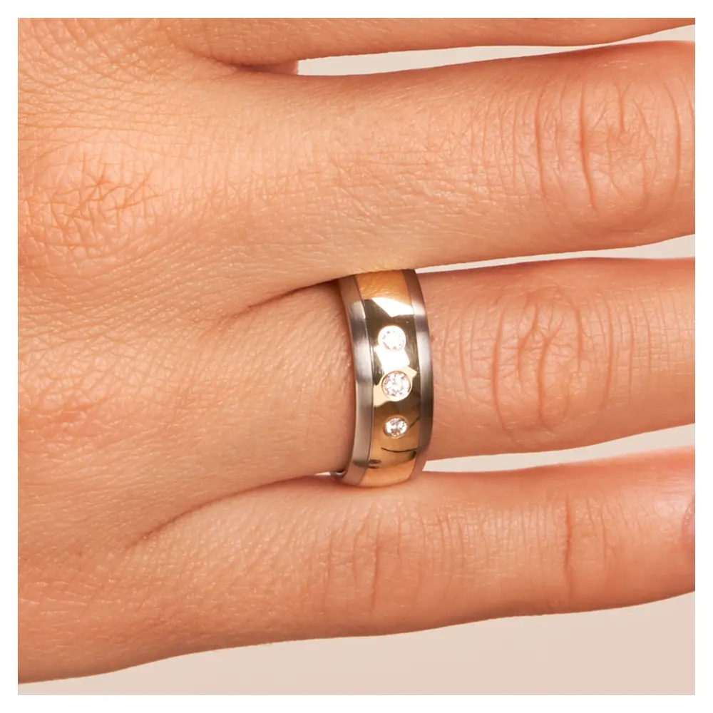Stahl & Gelbgold Ehering Trauring mit Diamanten auf Hand im Zoom