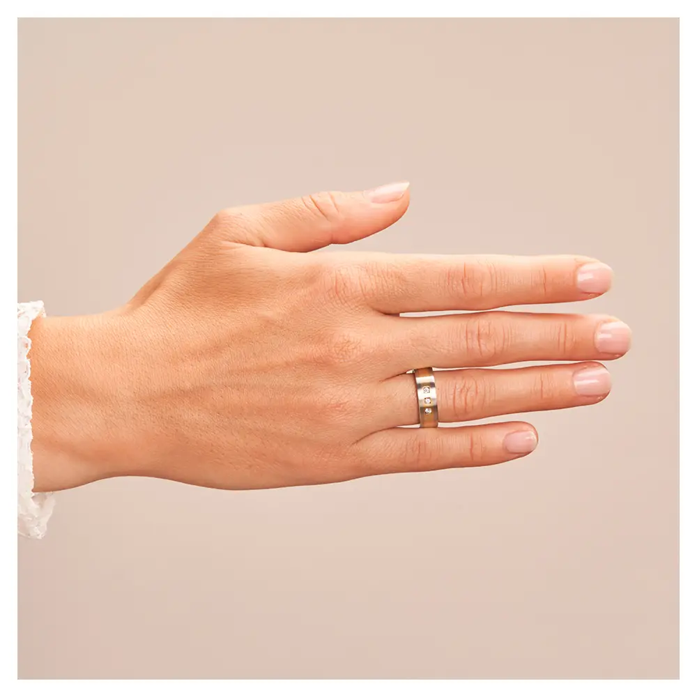 Stahl&Gelbgold Ehering Trauring mit Diamanten auf Hand