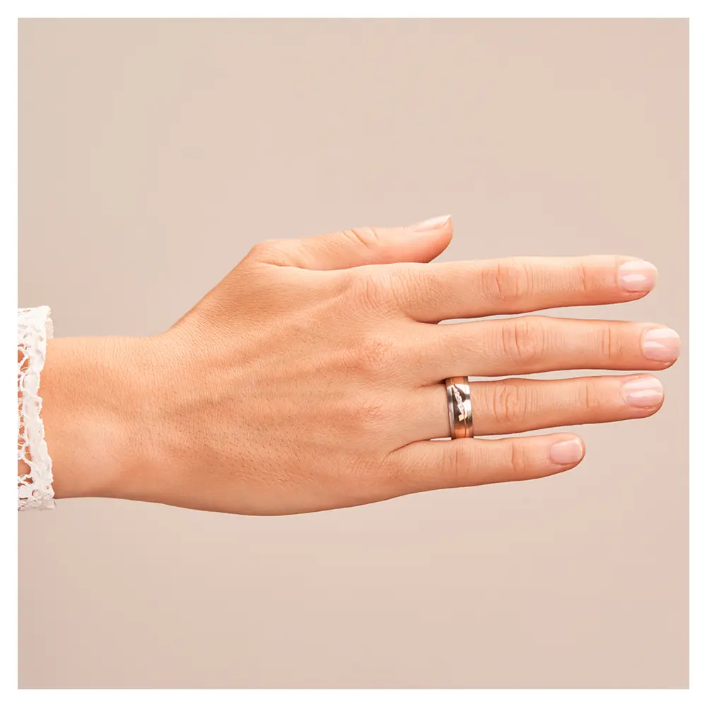 Stahl&Rotgold Ehering mit fünf Diamanten in sandmattem Rillen auf Hand