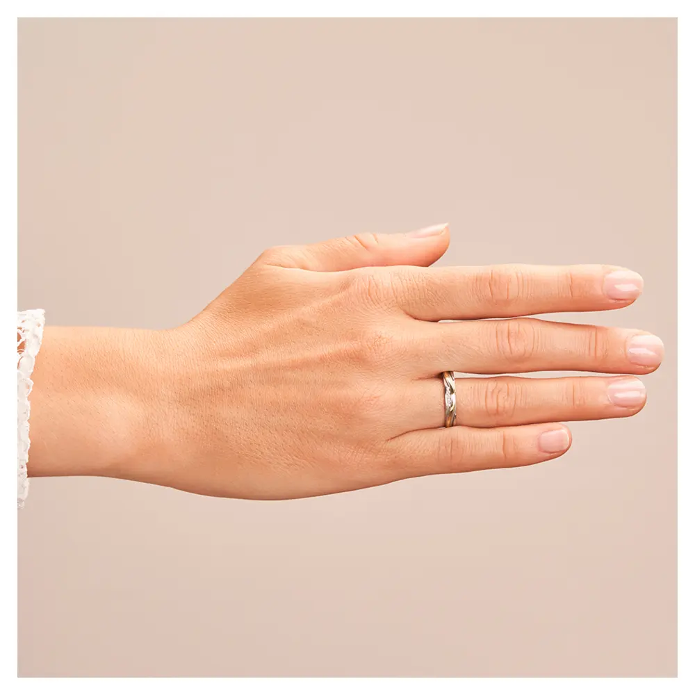 Ehering aus Edelstahl und Gelbgold mit Rillenmuster und 5 Diamanten auf Hand