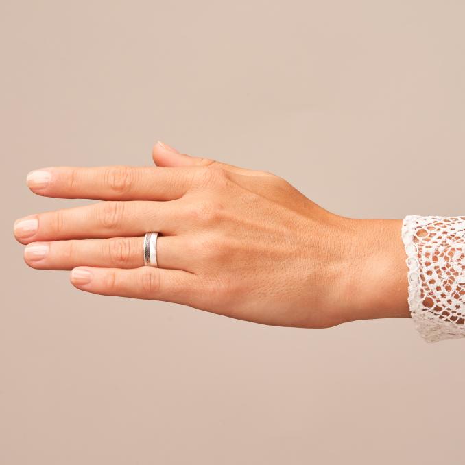 Mattierte Weißgold Eheringe mit gemustertem Streifen und Diamanten auf Hand