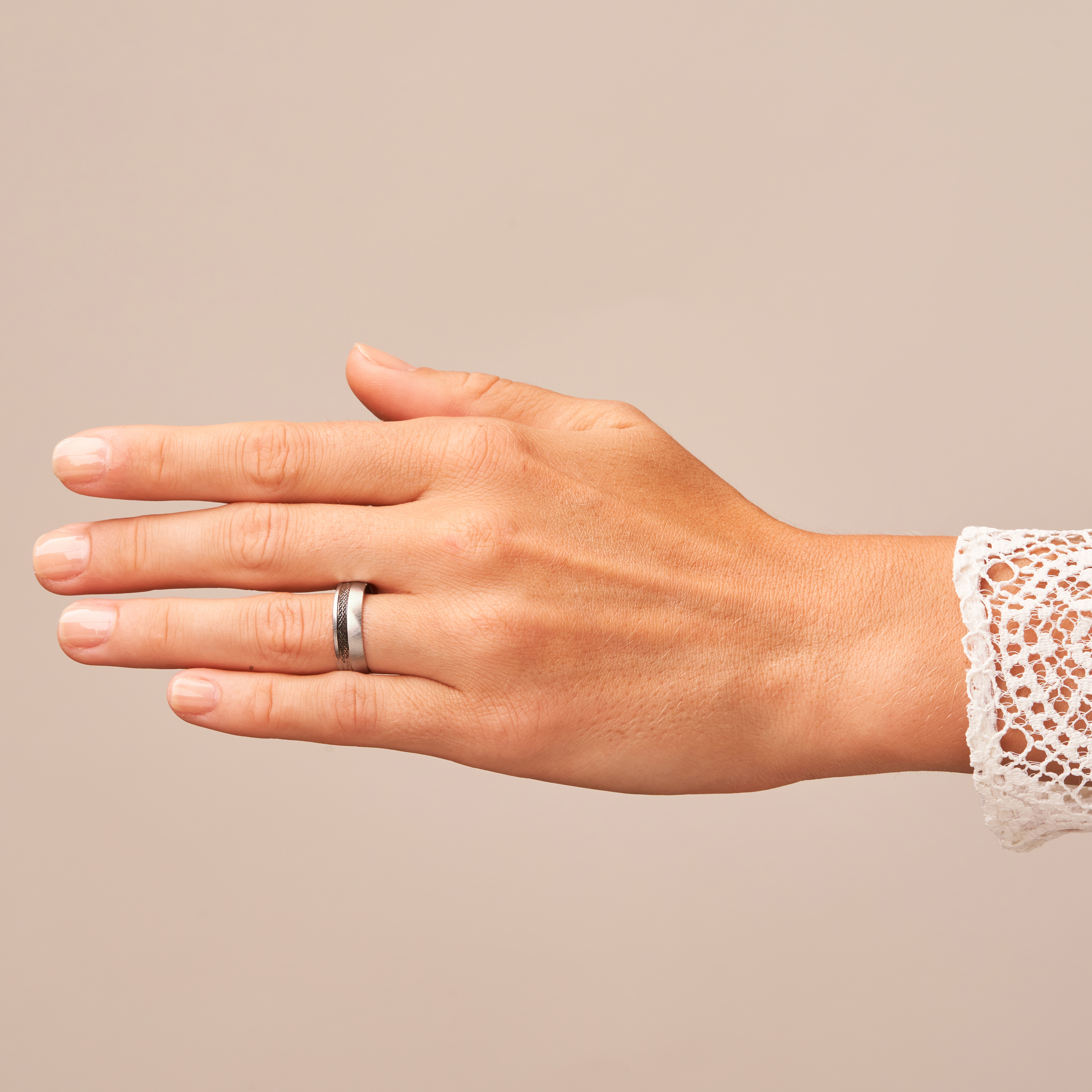 Quermattierte Palladium 500 Eheringe mit gemustertem Streifen auf Hand