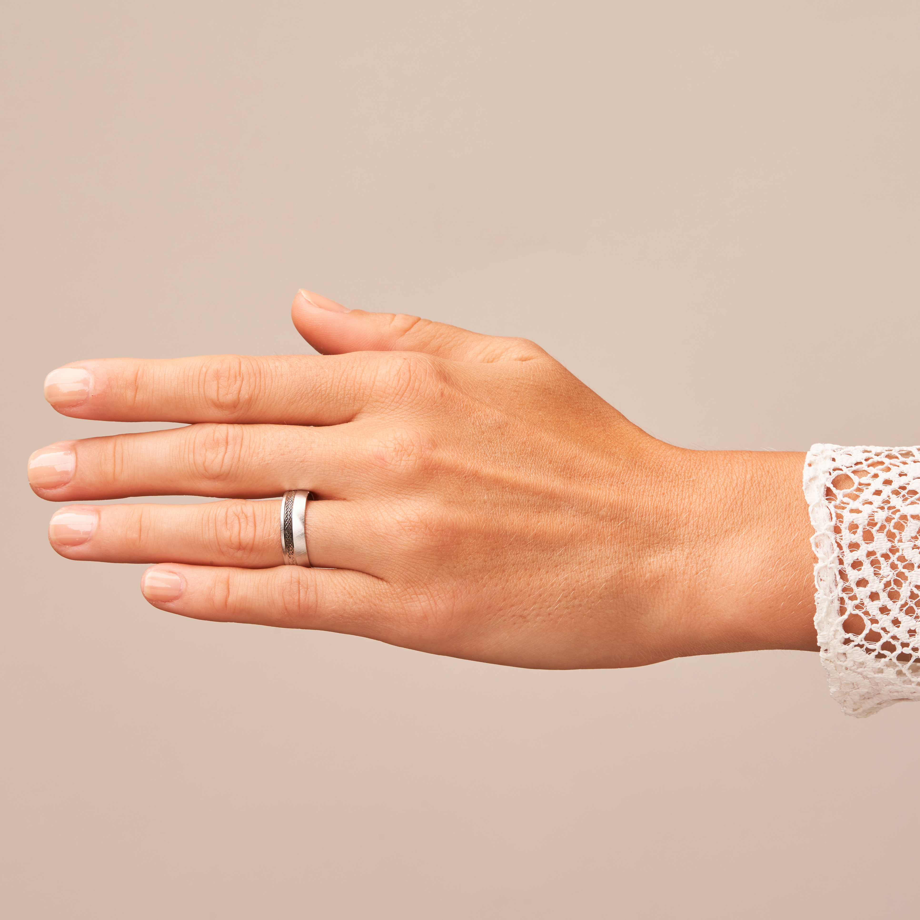 Quermattierter Platin Ehering mit gemustertem Streifen auf Hand