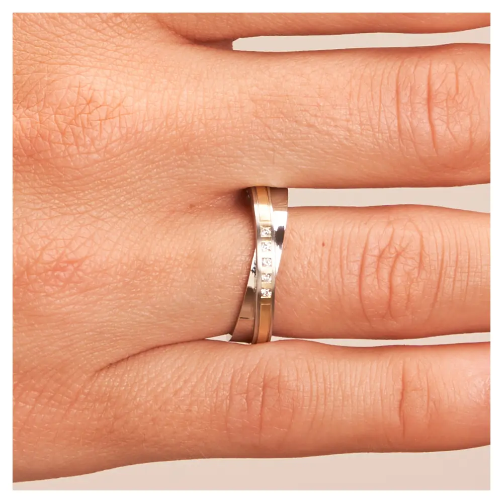 Edelstahl Ehering mit schrägem Gelbgoldstreifen und fünf Diamanten auf Hand im Zoom