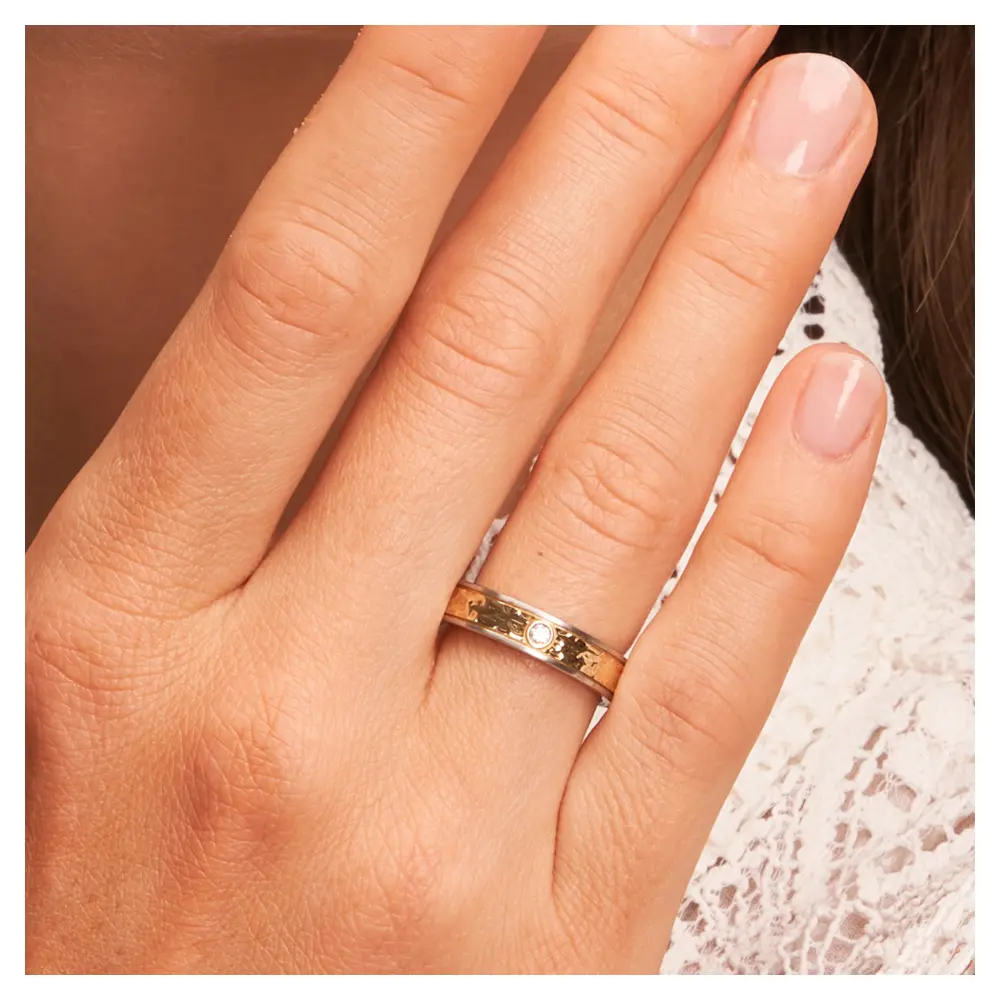 Gelbgold & Edelstahl Ehering mit strukturierter Oberfläche & Diamanten auf Hand am Gesicht im Zoom
