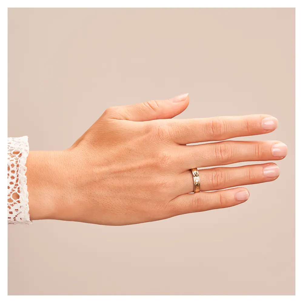 Gelbgold & Edelstahl Ehering mit strukturierter Oberfläche & Diamanten auf Hand