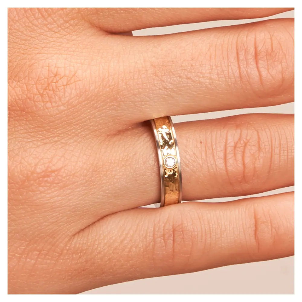 Gelbgold & Edelstahl Ehering mit strukturierter Oberfläche & Diamanten auf Hand im Zoom