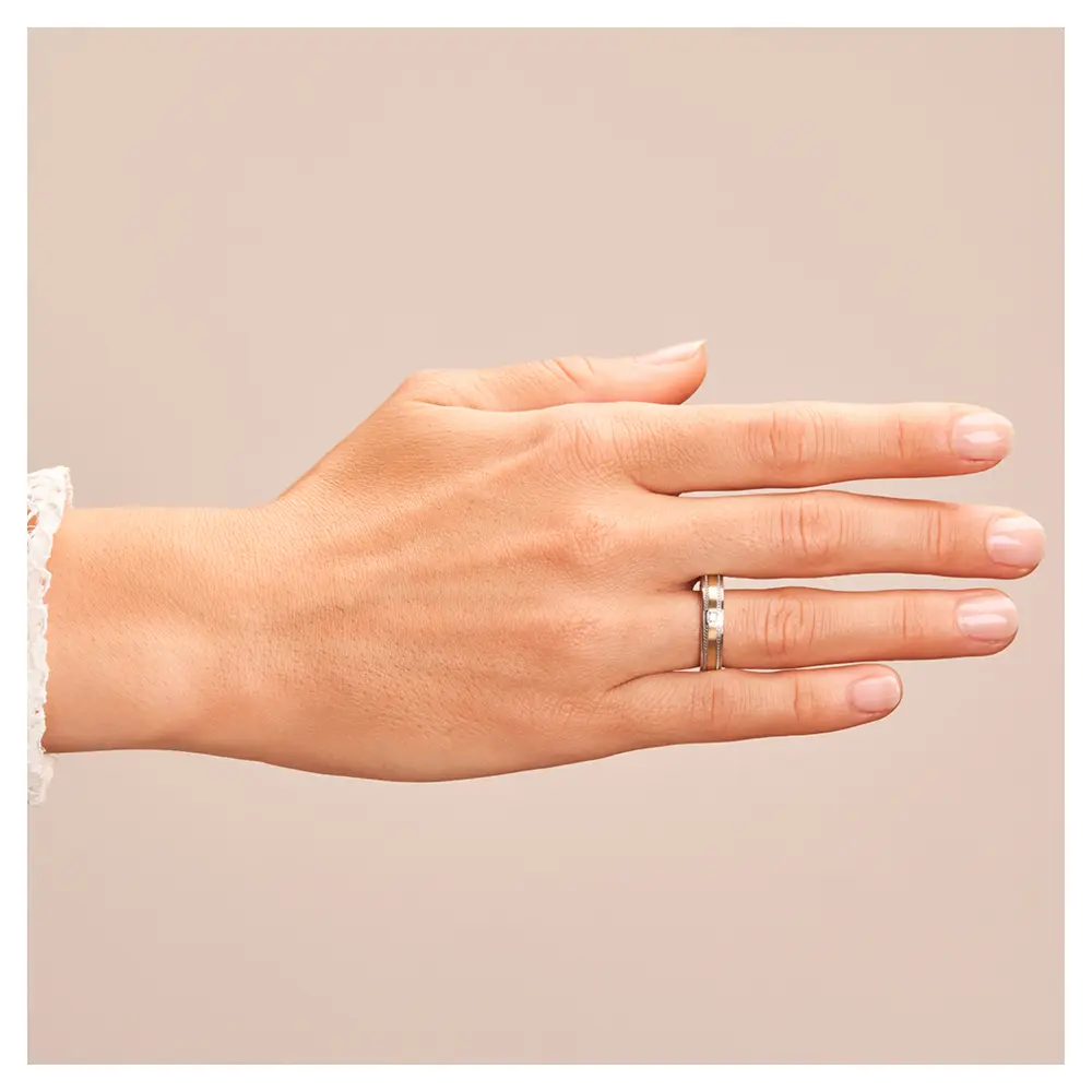 Ehering aus Edelstahl & Gelbgold in romatischem Design mit Stein auf Hand