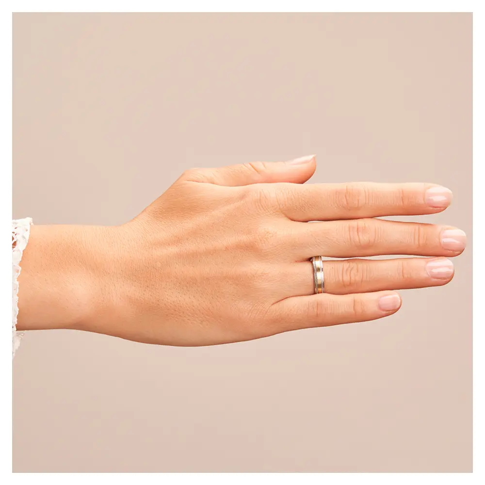 Ehering aus Edelstahl & Gelbgold in romatischem Design auf Hand
