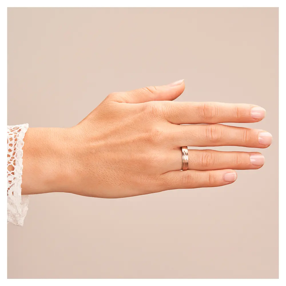 Roségold & Edelstahl Ehering mit 5 Diamanten in eleganter Vertiefung auf Hand