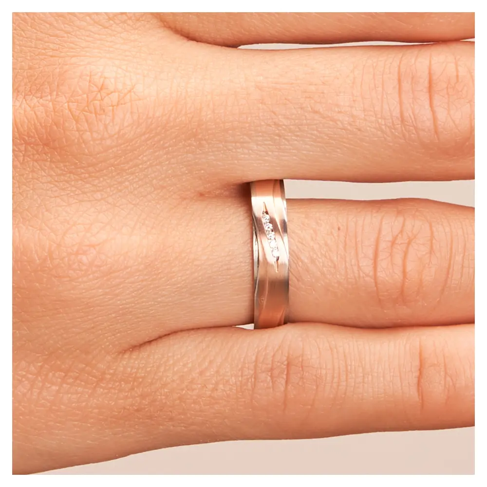 Roségold & Edelstahl Ehering mit 5 Diamanten in eleganter Vertiefung auf Hand im Zoom