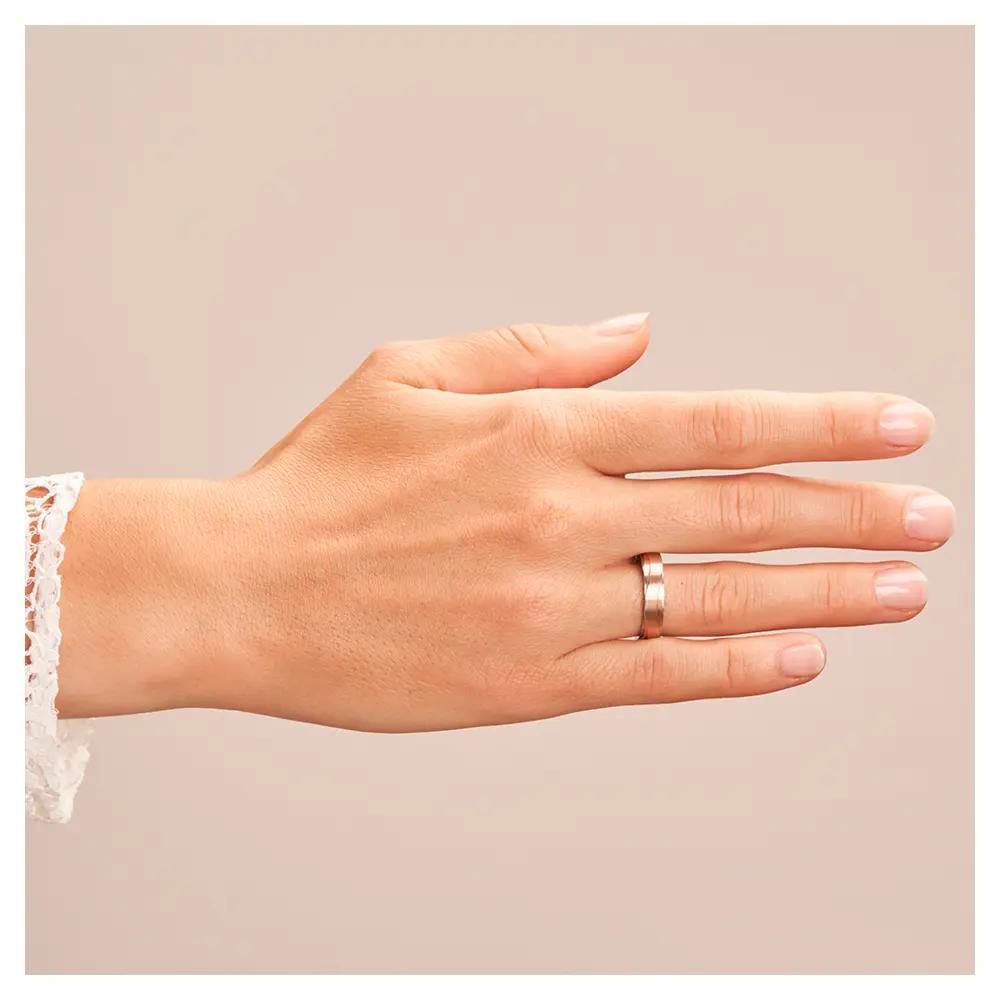 Roségold & Edelstahl Ehering mit eleganter Vertiefung auf Hand