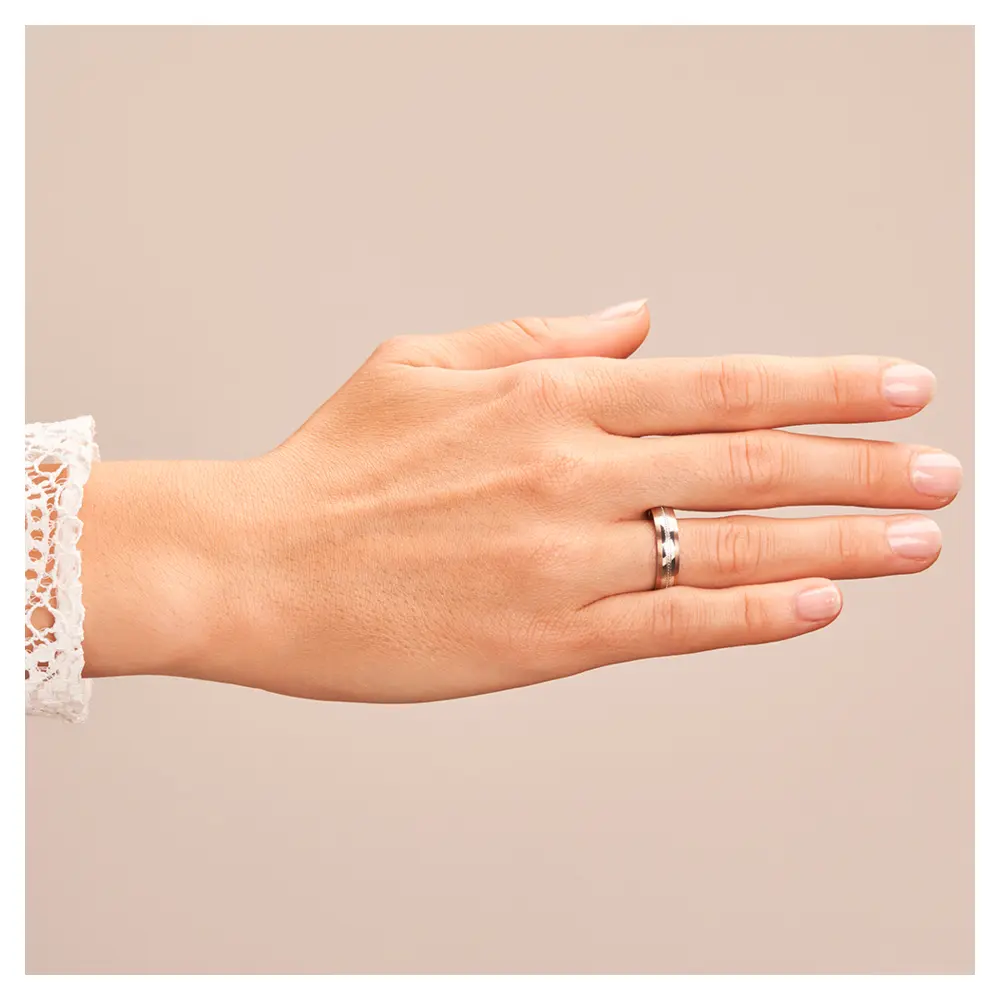 Ehering aus Edelstahl mit Roségoldrändern auf Hand