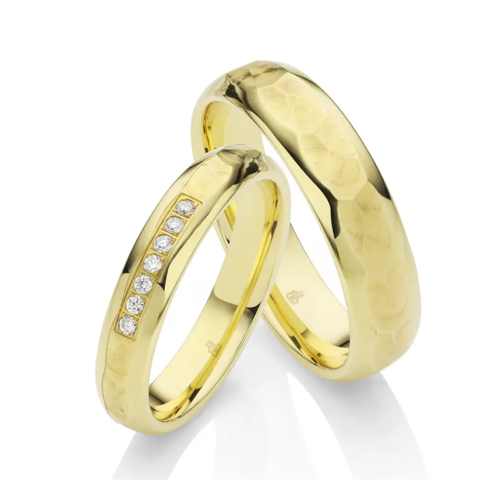 Eheringe aus Gelbgold mit 7 Diamanten und poliertem Hammerschlag