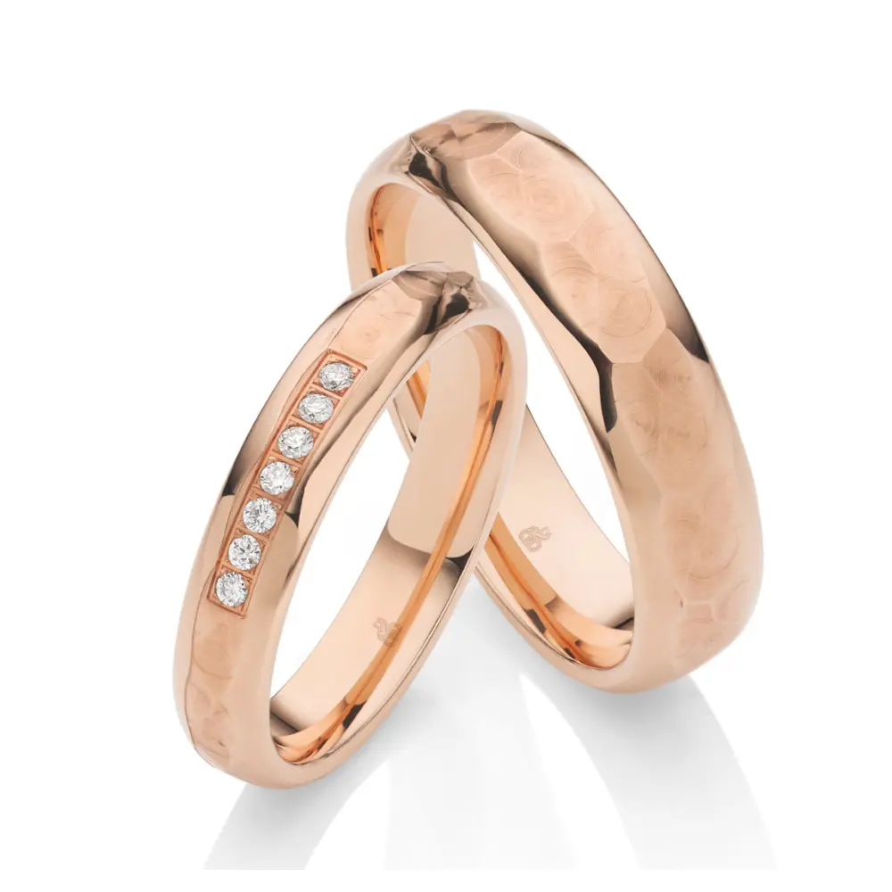 Hammerschlag Roségold Eheringe mit 7 Diamanten und polierten Rändern