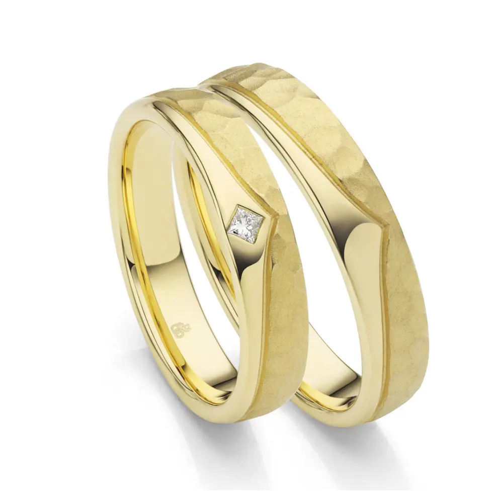 Poliert und gehämmert gestaltete Eheringe aus Gelbgold mit Diamanten in quadratischer Form