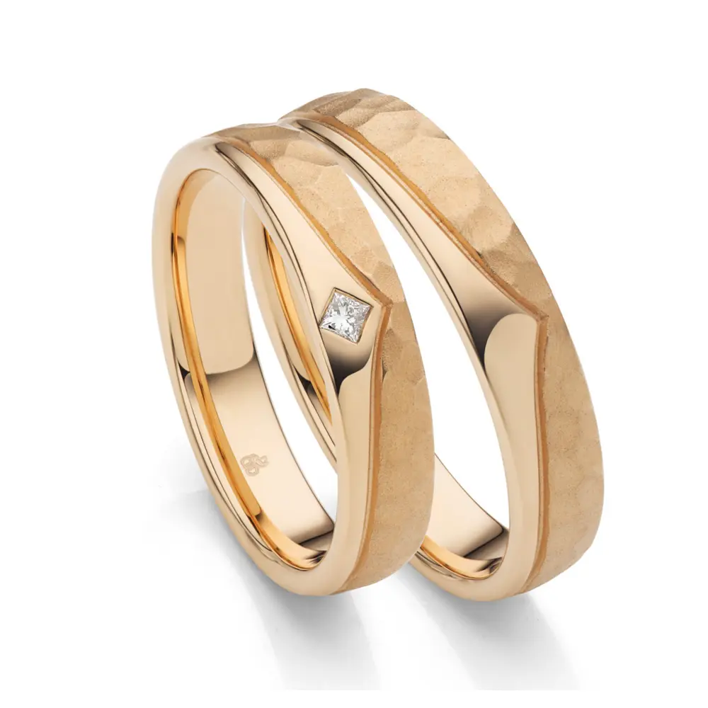 Eheringe aus Sommergold mit Diamanten in quadratischer Form und zwei Oberflächen