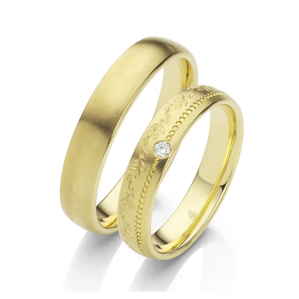 Mattierte Eheringe aus Gelbgold mit Diamanten und Blumenmuster im Damenring
