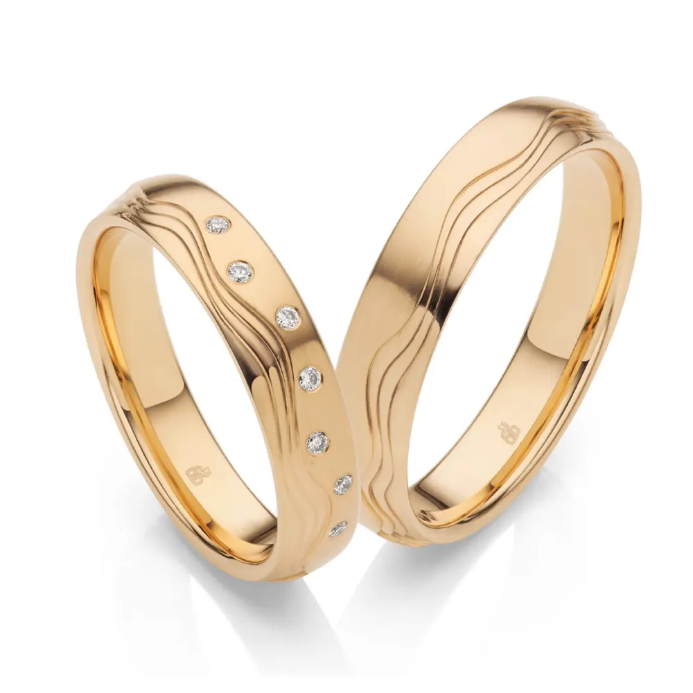 Eheringe aus Sommergold mit polierter Oberfläche und platischem Wellendesign