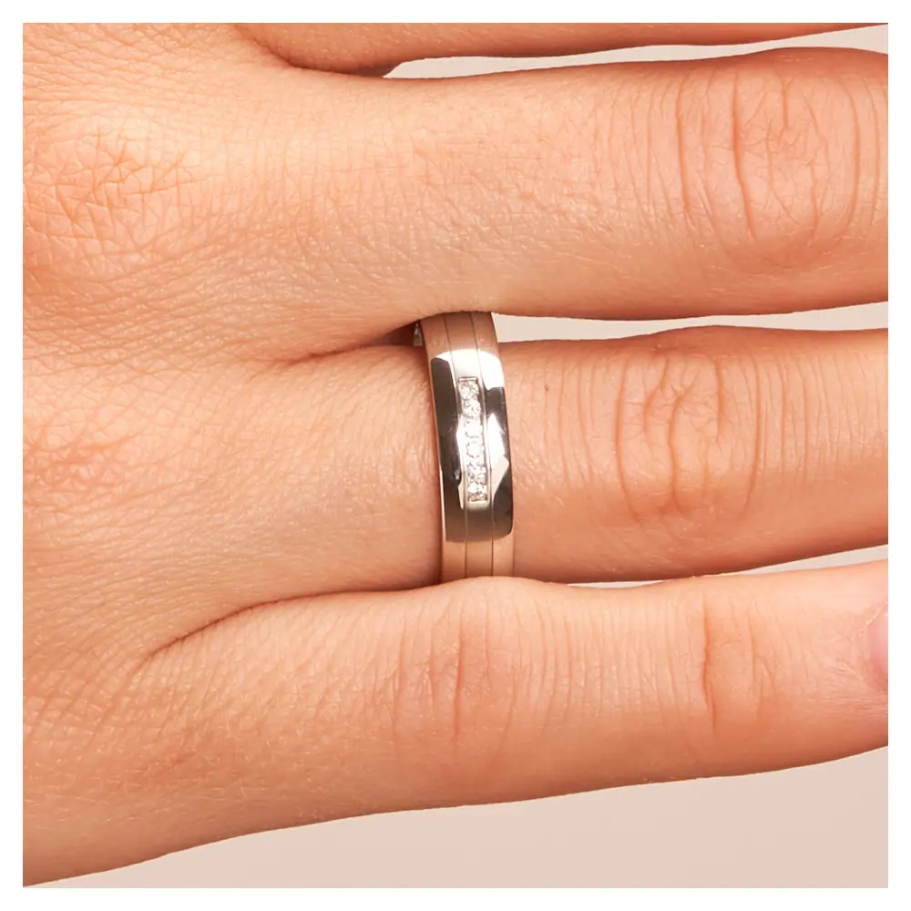 Edelstahl Eheringe mit 6 Diamanten auf mattem Mittelstreifen auf Hand im Zoom