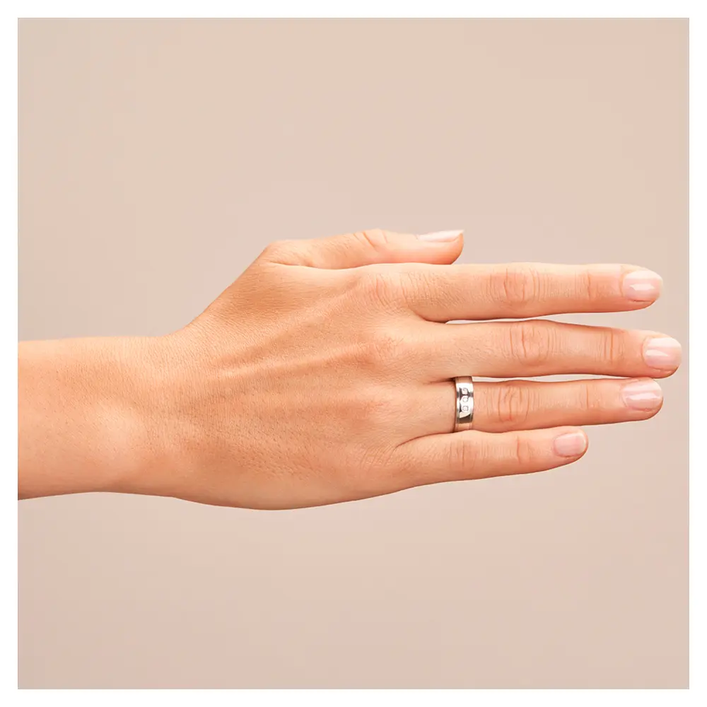 Hochpolierte Stahl Eheringe mit mattierten Rändern und 3 Diamanten auf Hand