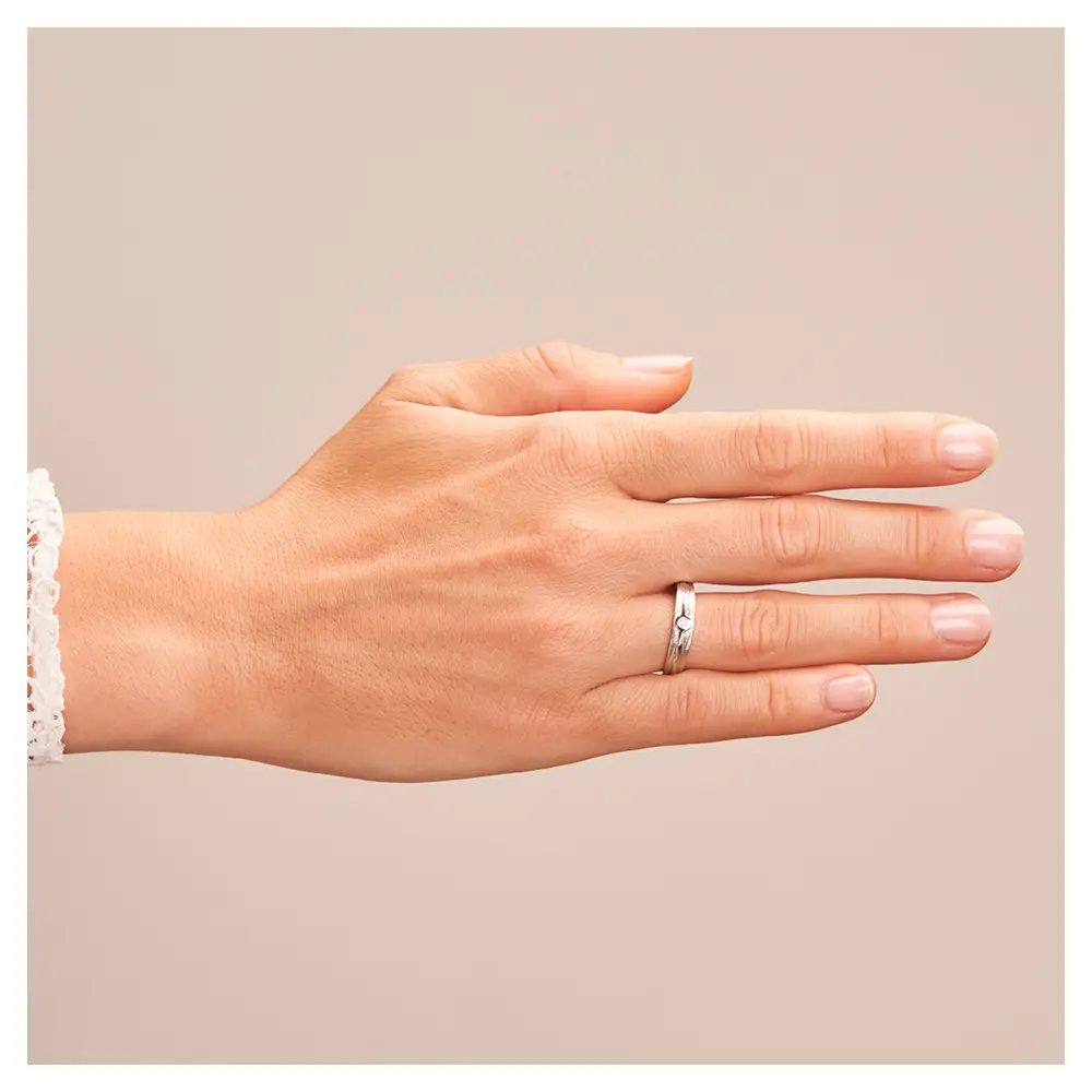 Silber 925 Trauring mit Diamanten in plastischem Design auf Hand
