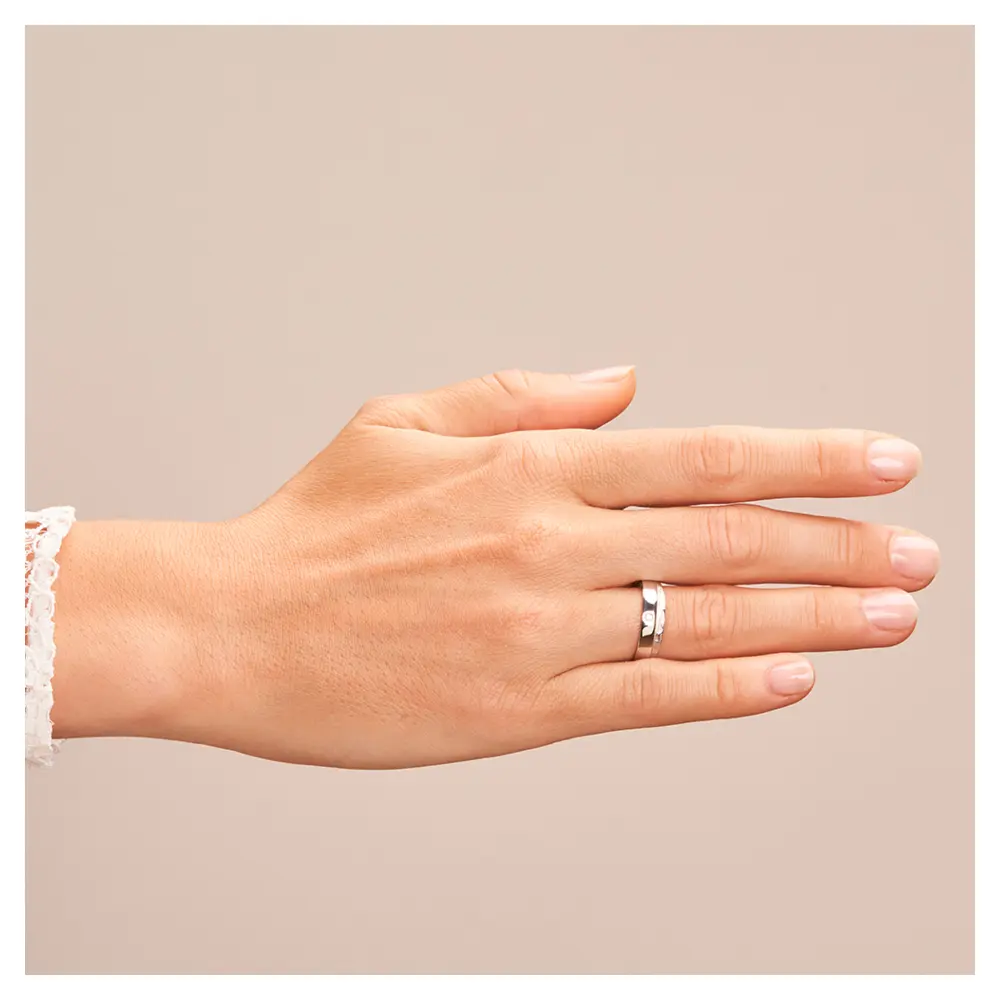 Silber 925 Trauring mit strukturiertem Seitenakzent und Diamanten auf Hand