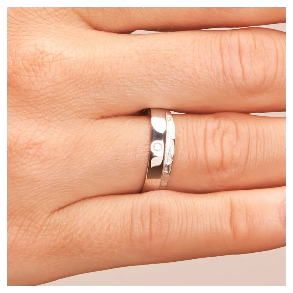 Silber 925 Trauring mit strukturiertem Seitenakzent und Diamanten auf Hand im Zoom