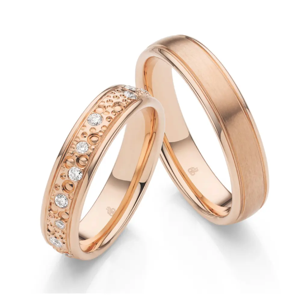 Roségold Eheringe mit Diamanten in Sternenhimmel Design matt mit polieren Rändern