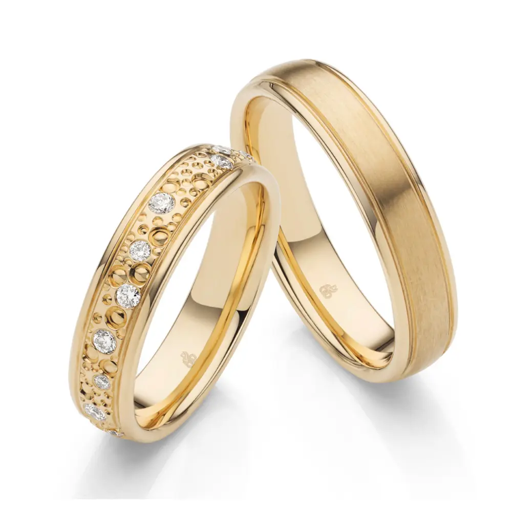Sommergold Eheringe matt mit Diamanten in Sternenhimmel Design