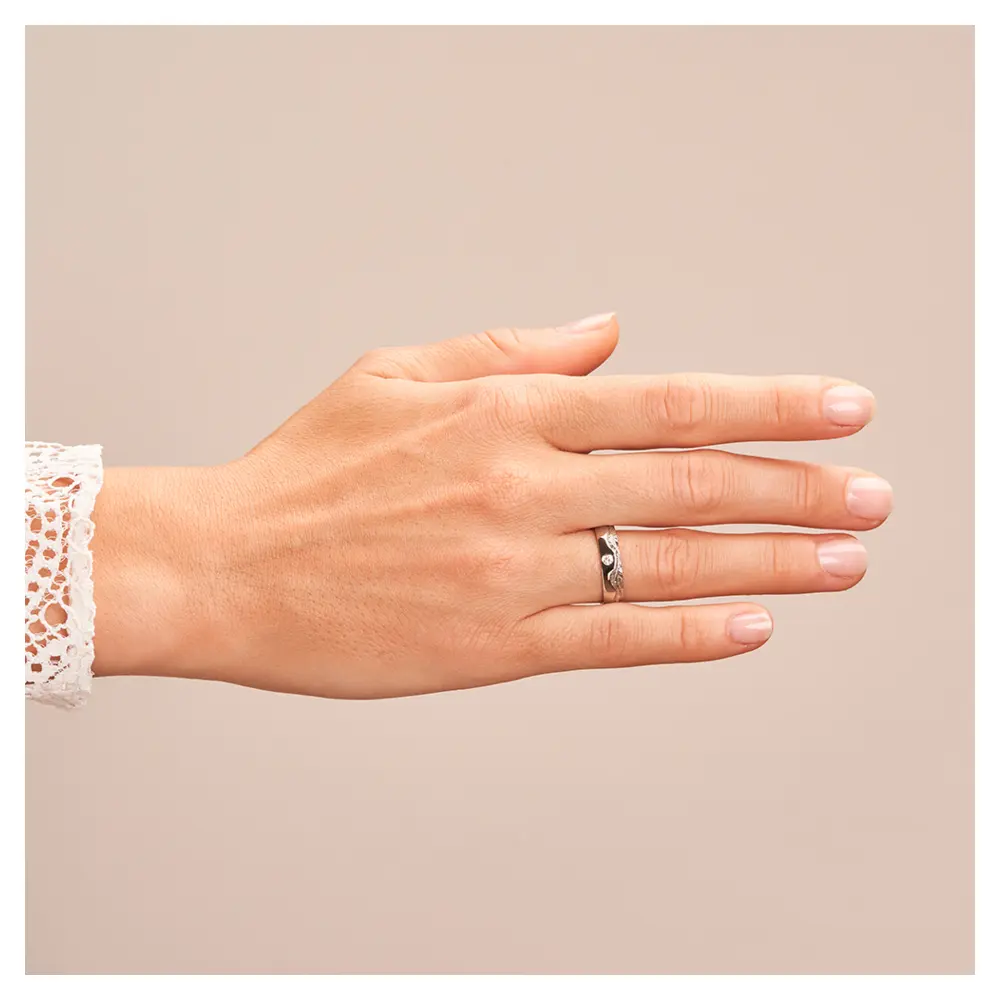 Silber 925 Trauring mit wellig designter Oberfläche und Diamanten auf Hand