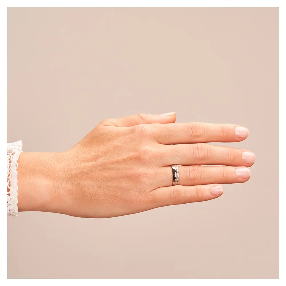 Silber 925 Trauring mit wellig designter Oberfläche auf Hand