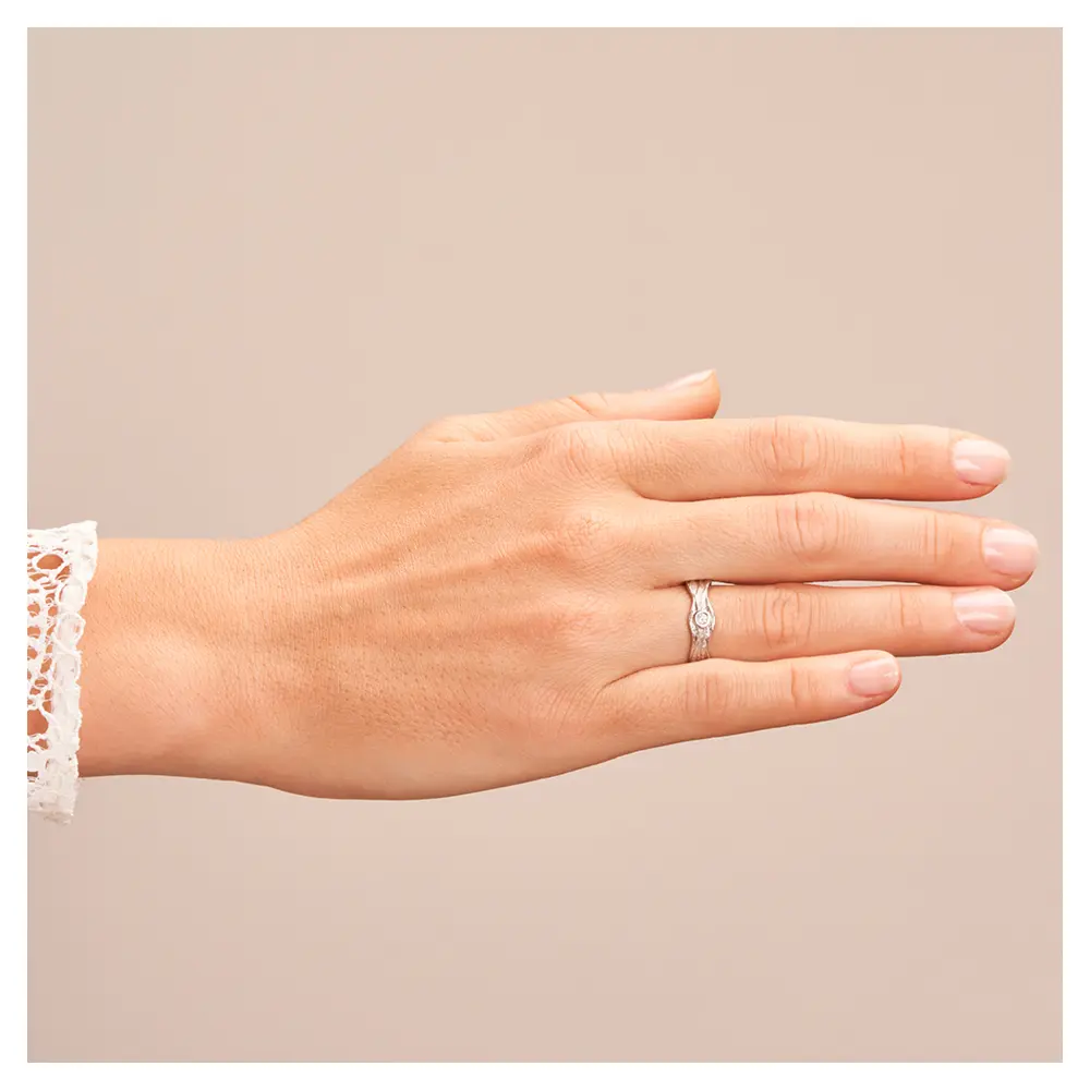 Silber 925 Trauring mit besonderer Form und Diamanten auf Hand