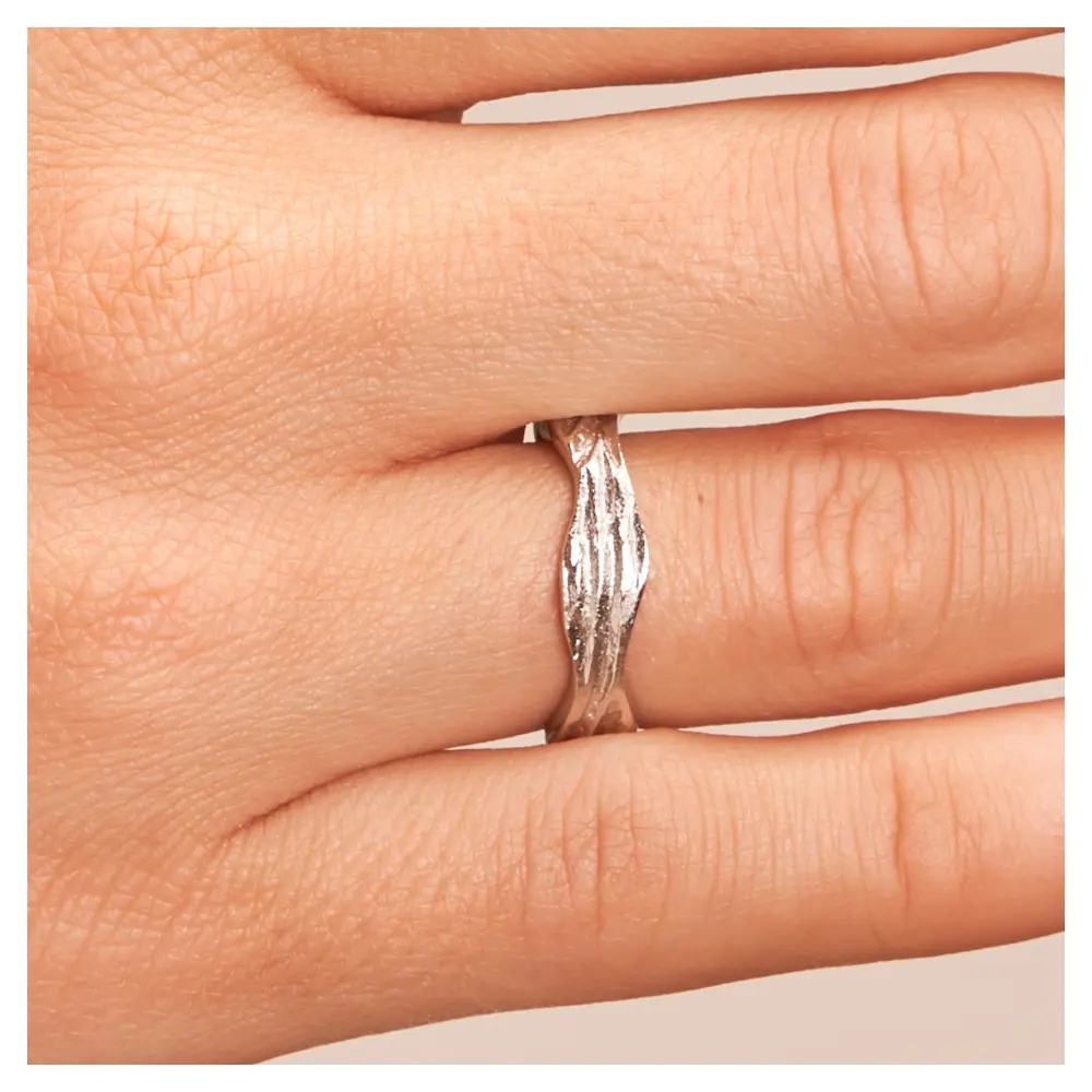 Silber 925 Trauring mit besonderer Form auf Hand im Zoom