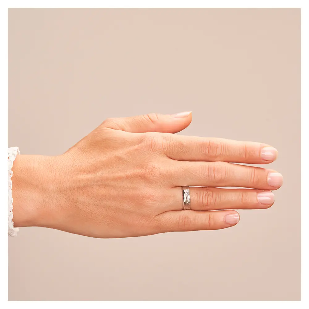 Silber 925 Trauring mit faszinierender Oberfläche auf Hand