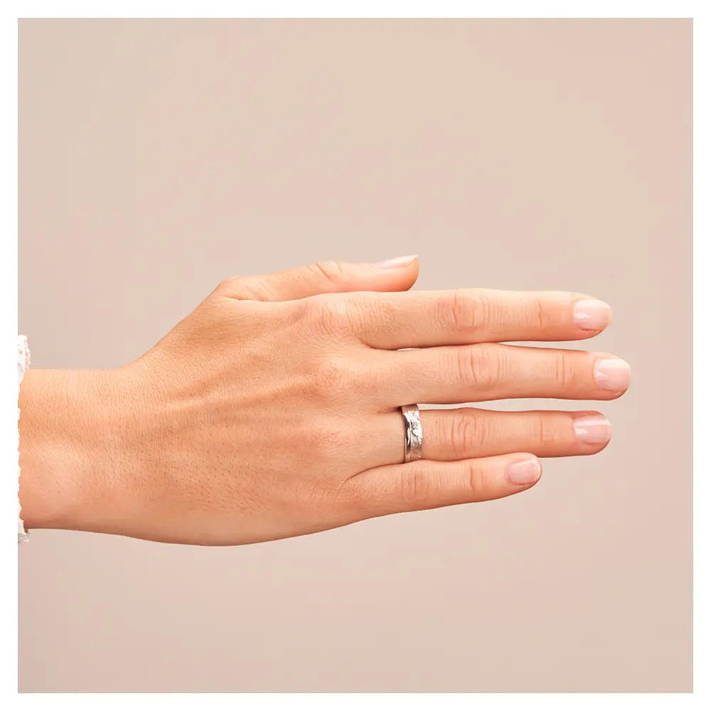 Silber 925 Trauring mit faszinierender Oberfläche und Diamanten auf Hand