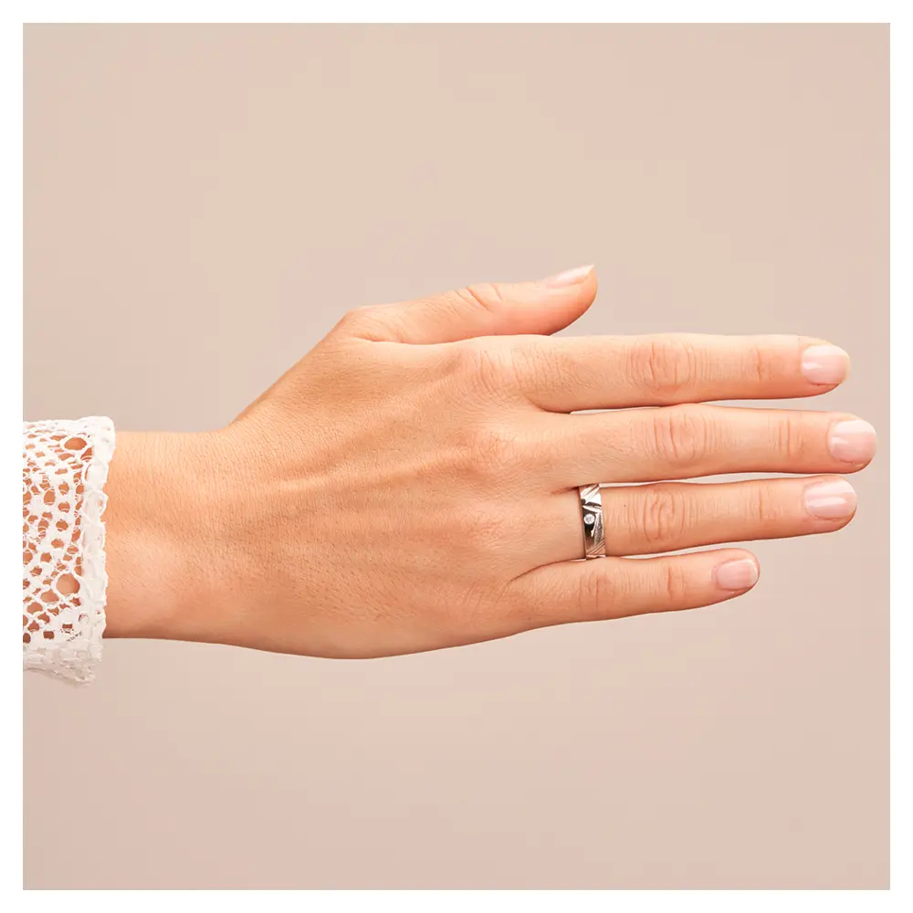 Trauring mit Muster und Diamanten in 925er Silber auf Hand