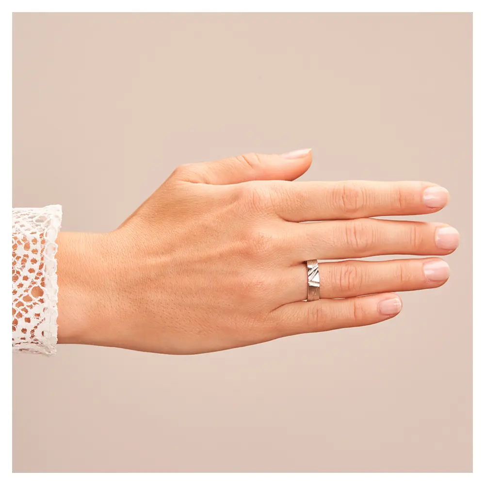 Trauring mit Muster in 925er Silber auf Hand 