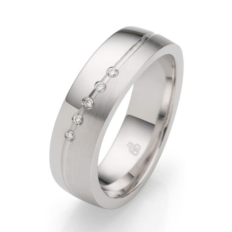 Aufnahme von Ehering aus rhodiniertem Silber 925 mit fünf Diamanten und Rillen
