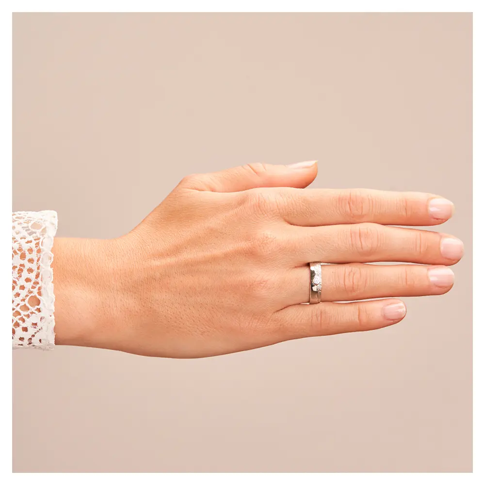 Silber 925 Trauring mit matter Strukturierung und Diamanten auf Hand