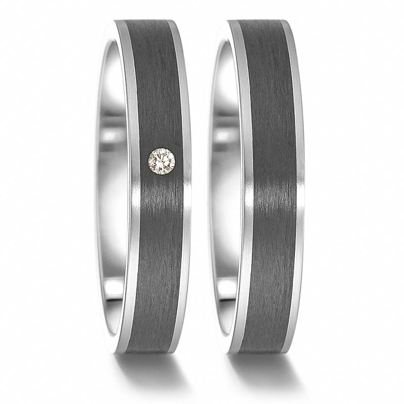 Aufnahme der Partnerringe aus mattem Carbon mit Stahl Rändern und Diamanten